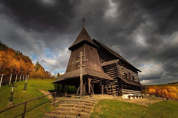 Drevený kostolík Brežany